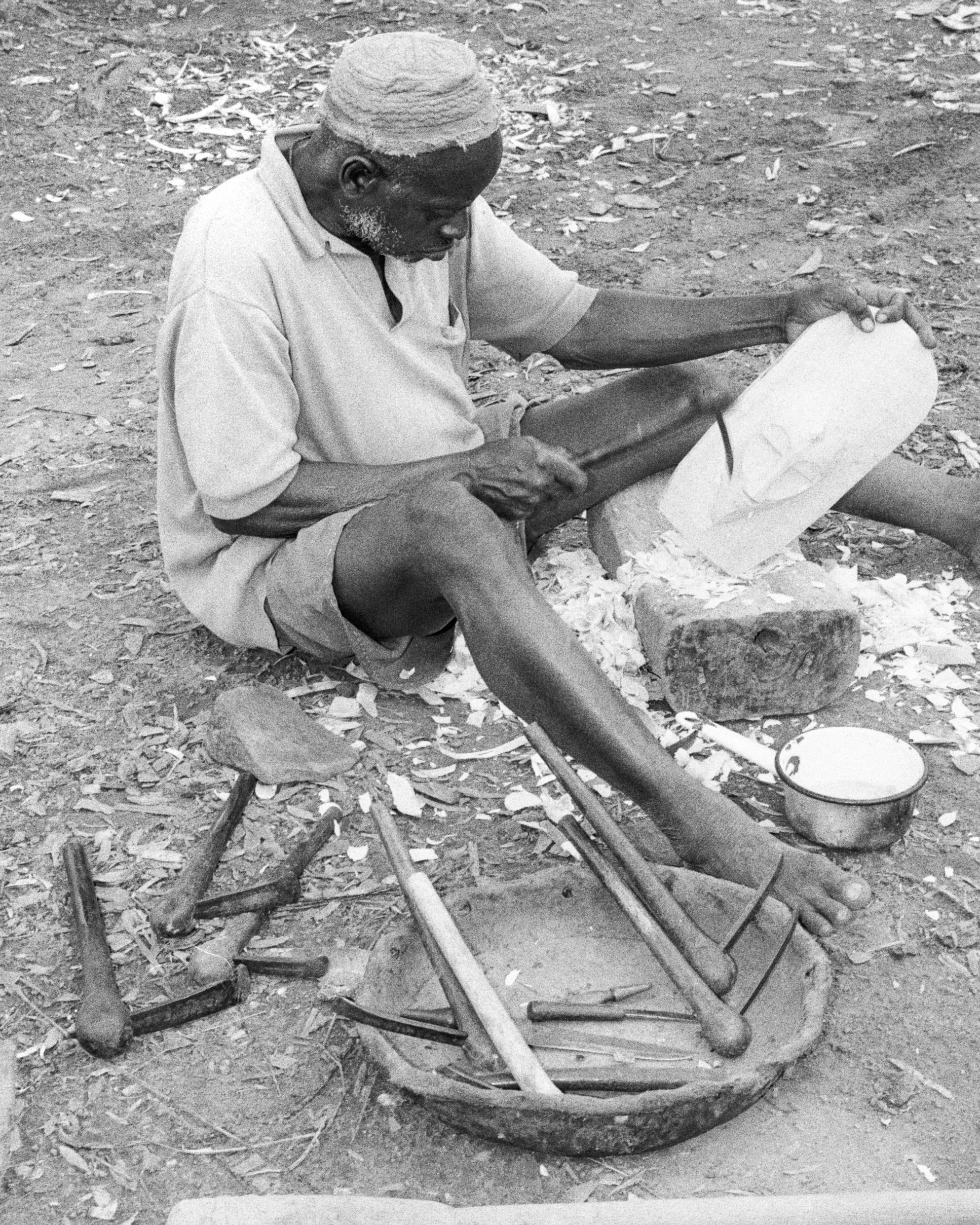 Songuifolo Silué carving a mask. Photo: Karl-Heinz Krieg, Sirasso, 1977