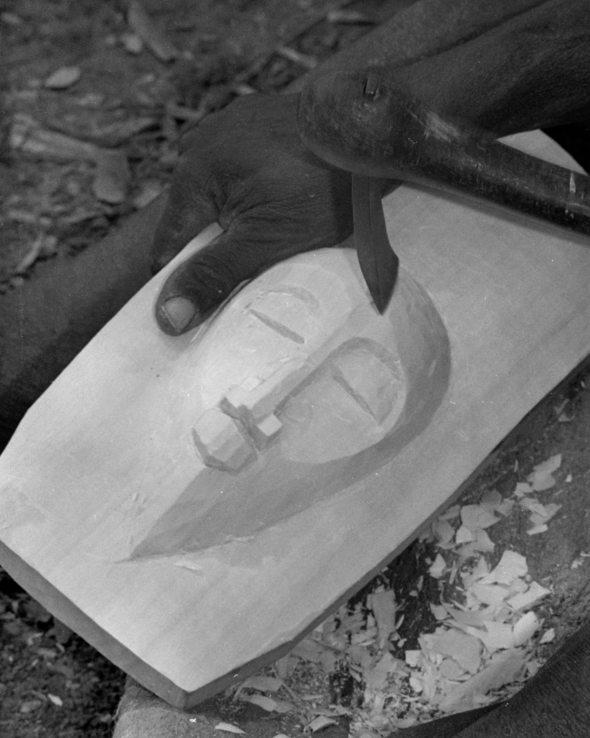 Songuifolo Silué carving a mask. Photo: Karl-Heinz Krieg, Sirasso, 1977