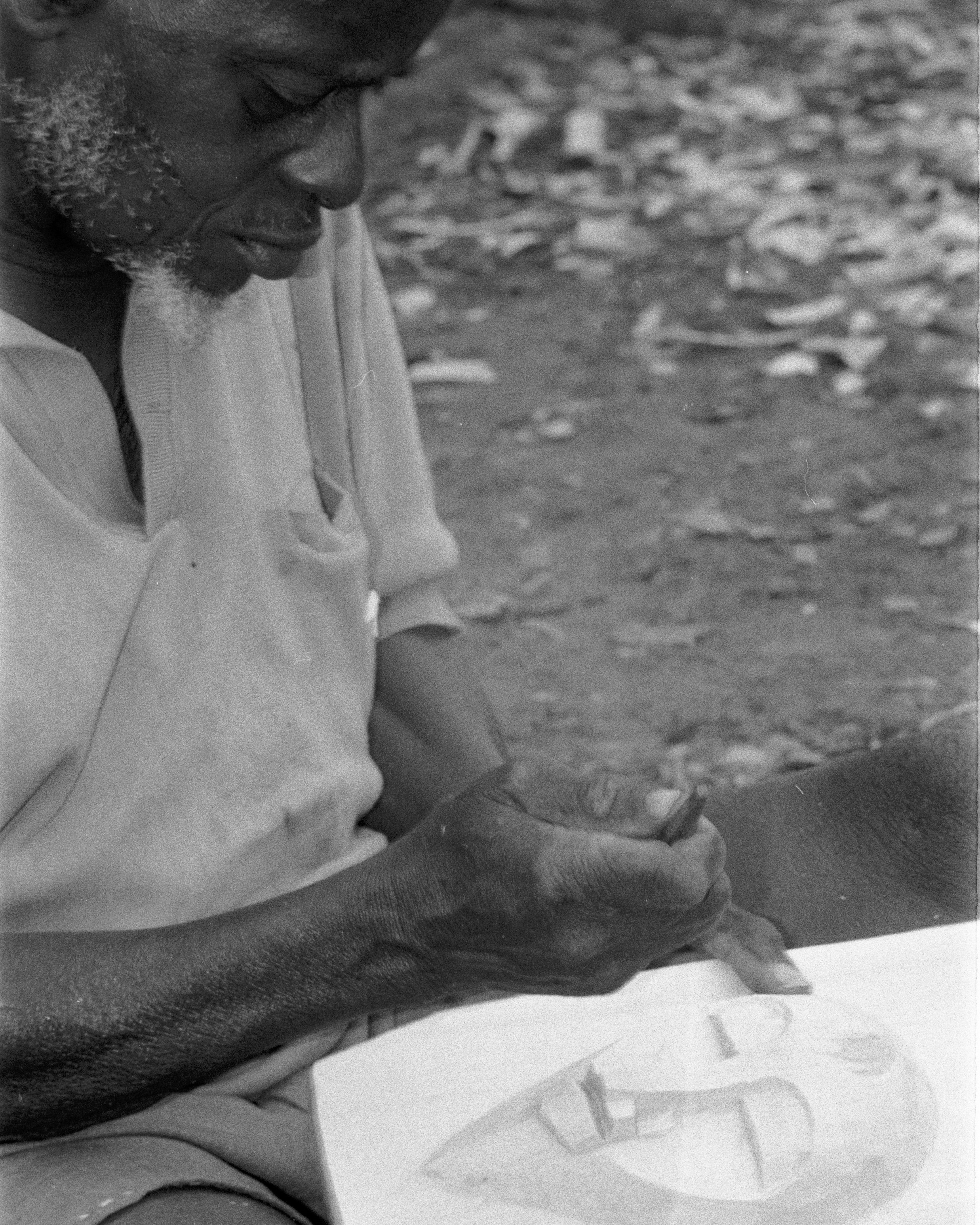 Songuifolo Silué carving a mask. Photo: Karl-Heinz Krieg, Sirasso, 1977