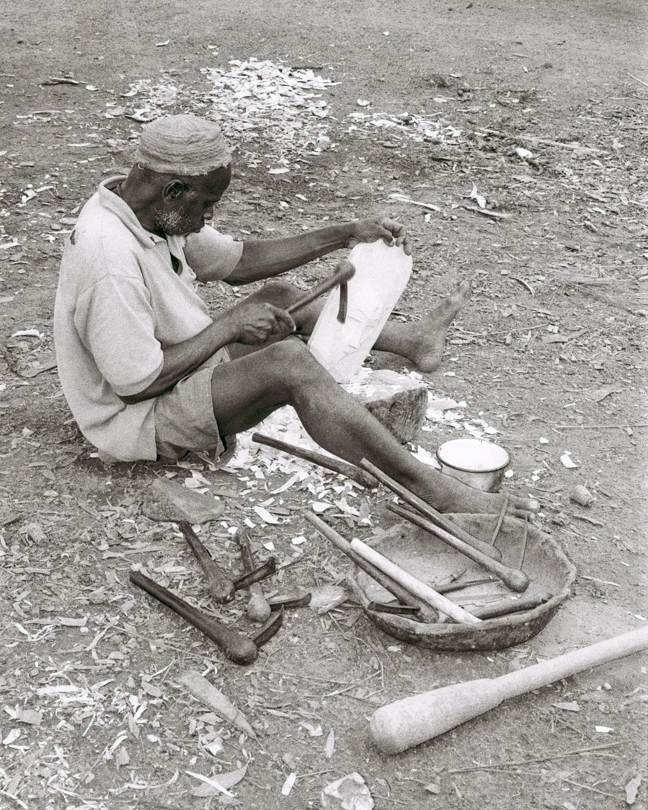Songuifolo Silué carving a mask. Photo: Karl-Heinz Krieg, Sirasso, 1977