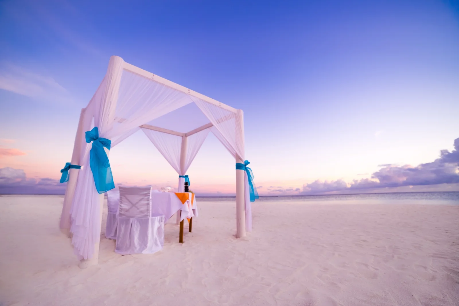 Белый шатер на пляже. Шатёр пляжный романтичный. Шатер белый романтика. Фотосессия в шатре на пляже