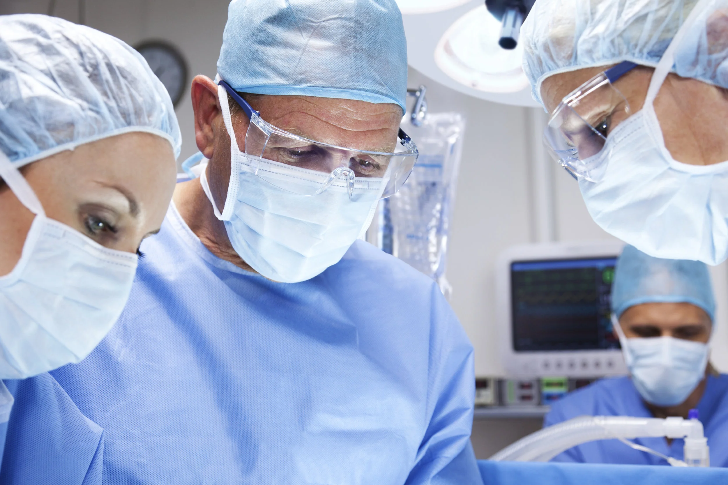 Surgeons in the operation room (ID 74854).jpg