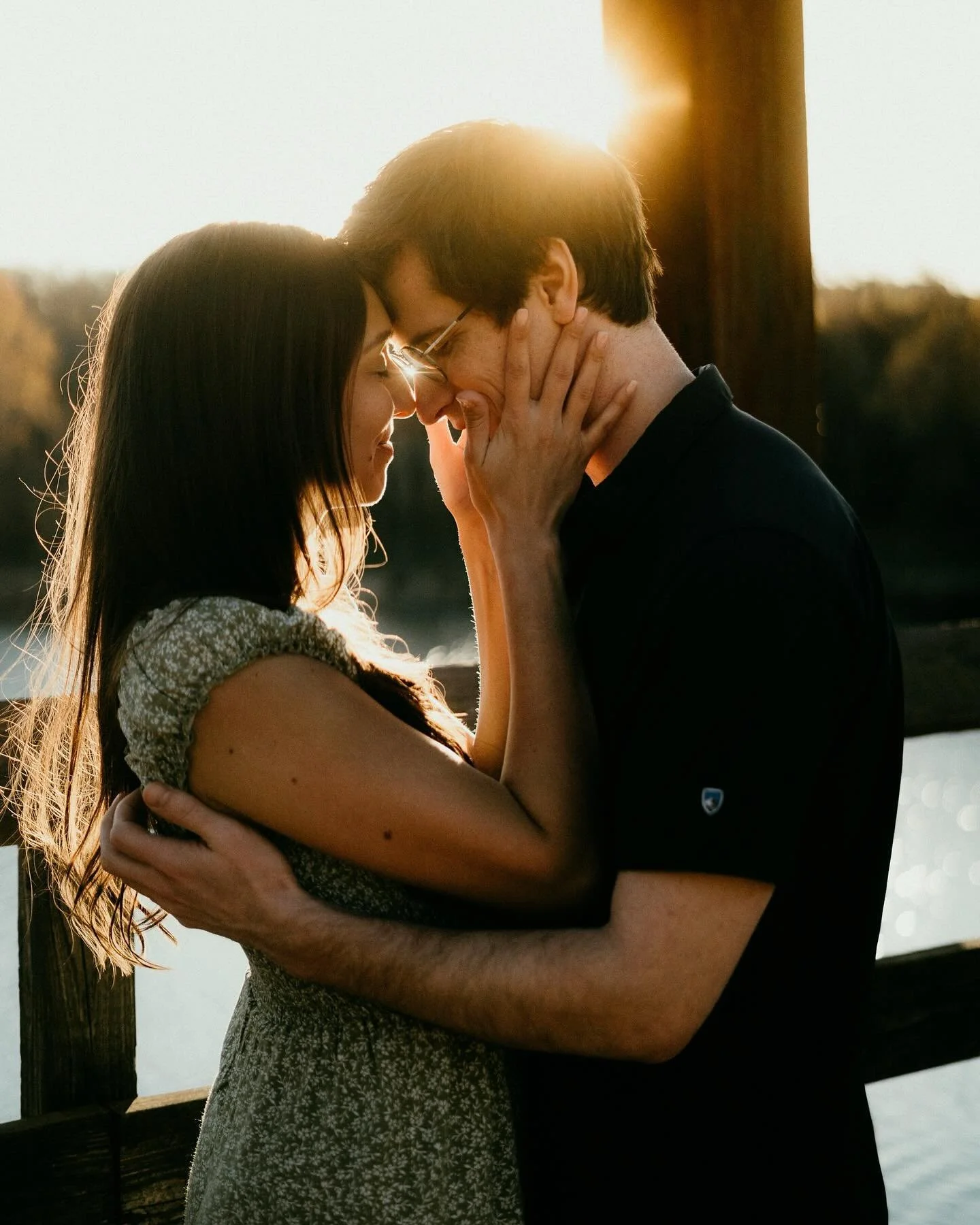 It&rsquo;s technically still fall, which means I can share some of my favorite shots from Lucas and Laura&rsquo;s engagement session 🍂 
.
.
.
#virginiaweddingphotographer #adventureweddingphotographer #virginiaisforlovers #elopementphotographer #nrv