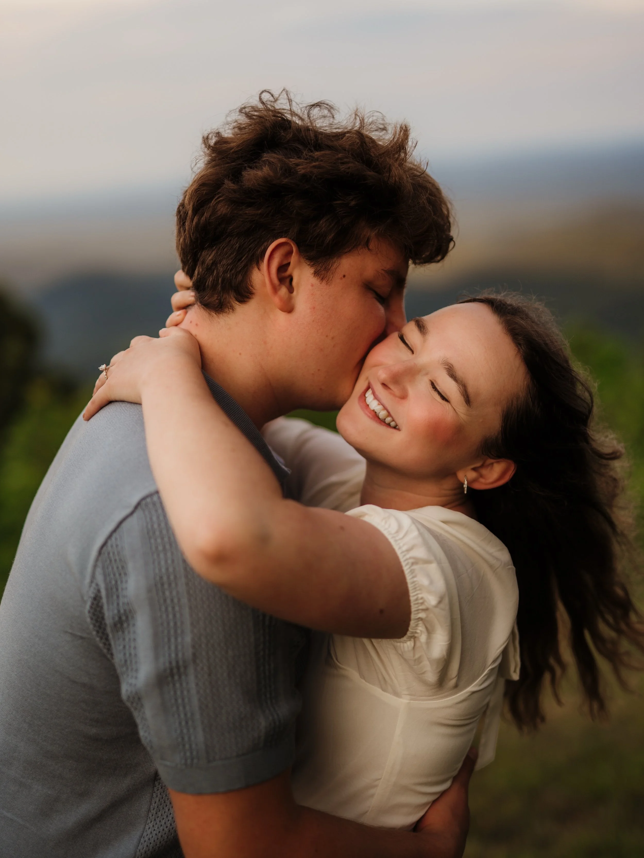 A perfect golden hour evening in the mountains with Mateo and Sydney 🌄

#virginiaweddingphotographer #blacksburgweddingphotographer #virginiaengagementphotographer