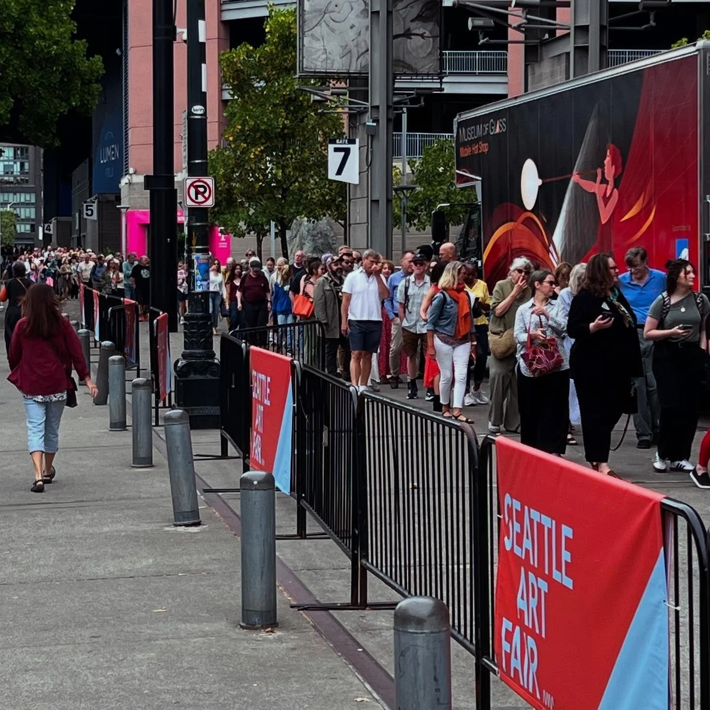 Wow! That’s a lot of people waiting to get in 😲 @seattleartfair