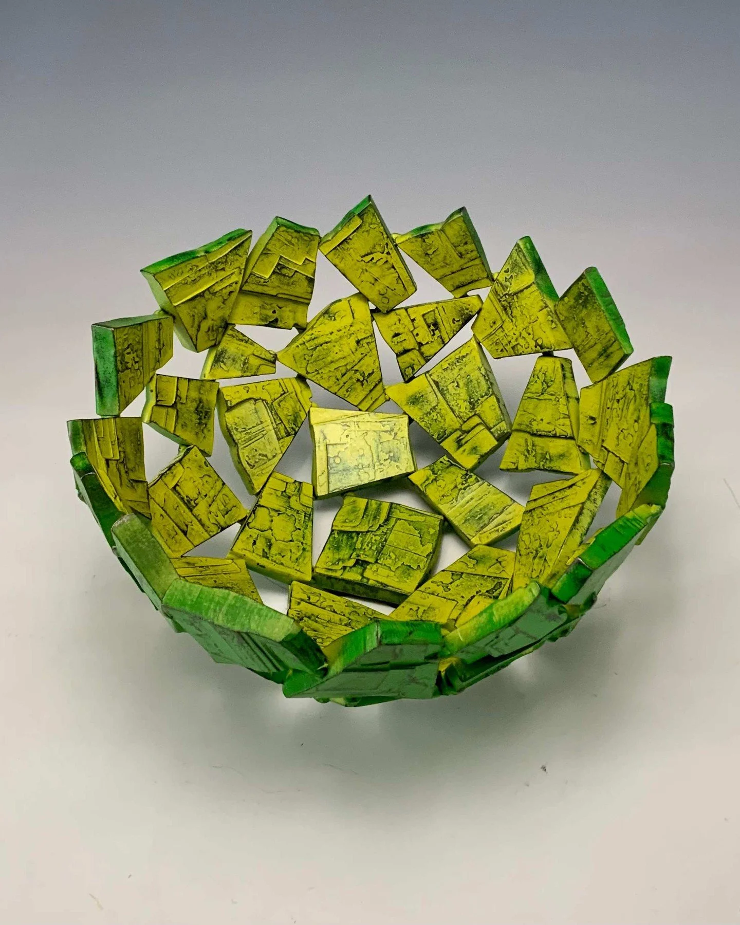 🍋 Lemon Lime Geode Vessel 💚
Bold, bright, and full of energy — this 8" x 6" forged steel vessel is a juicy pop of color and texture. Finished with layers of aerosol enamel and wax, it’s a striking blend of industrial strength