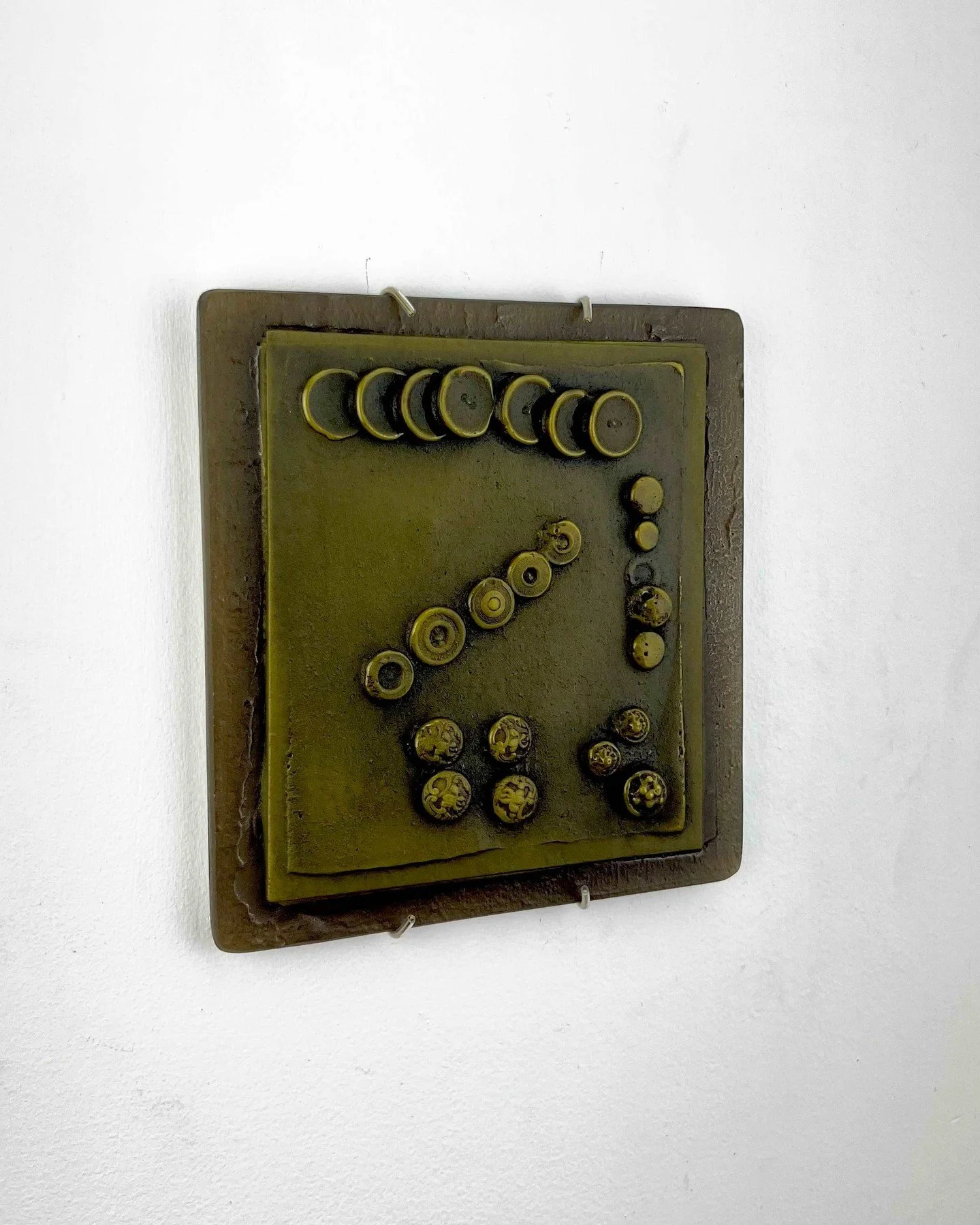 Button Card II – Green Gold ✨
A delicate balance of texture, color, and light — Button Card II captures the quiet elegance of kiln-formed glass in rich green-gold tones.
📐 6.25 x 6.5 x 0.75 in
💵 $400
🔗 Available now at madacsistudios.