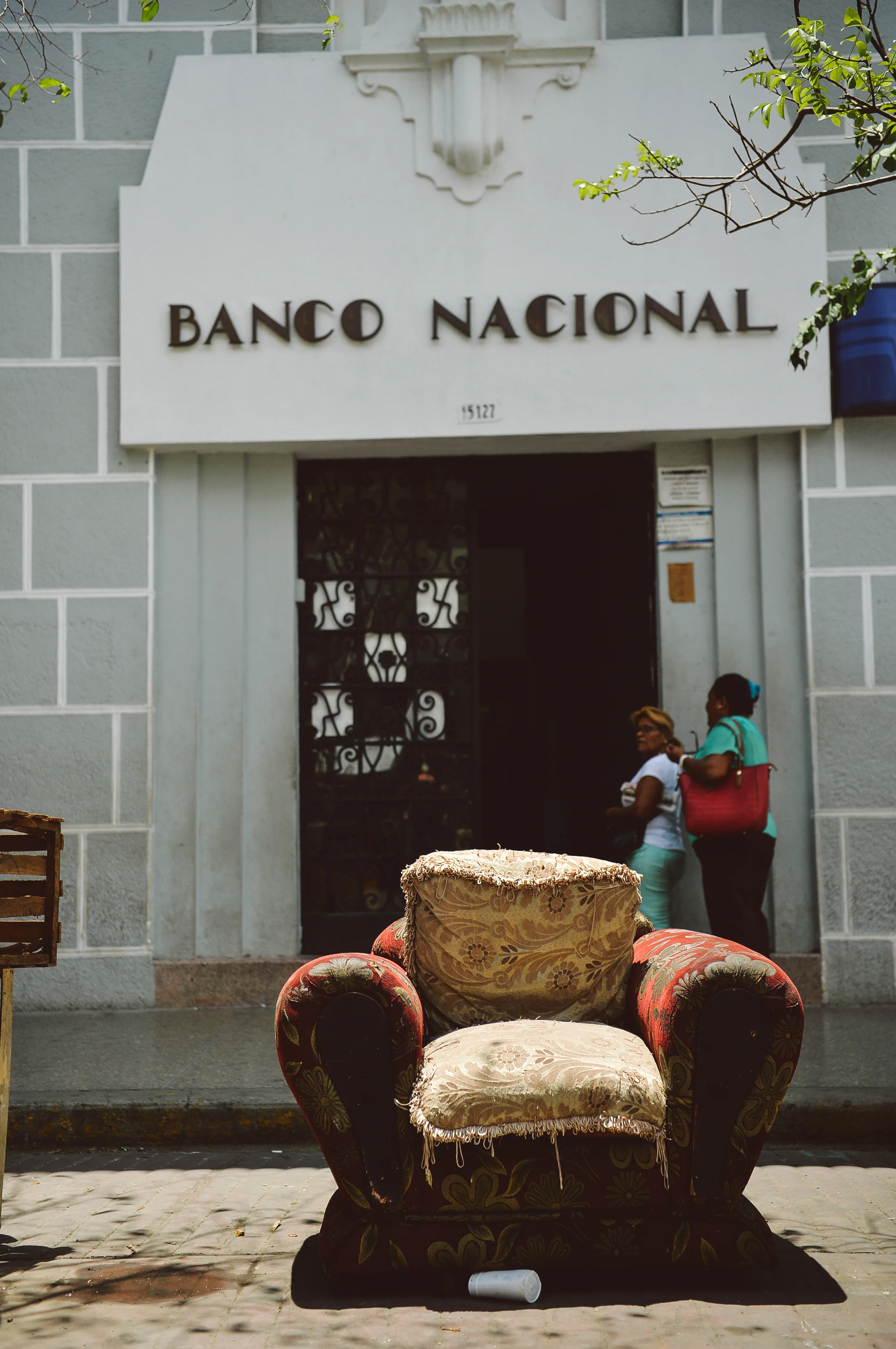 Sillón abandonado frente a Banco Nacional // Ave. Central, Panamá