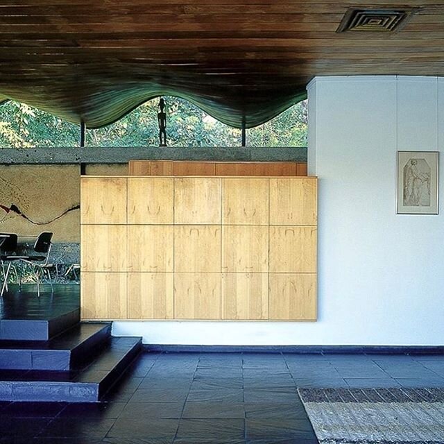 The Buhrich House II or Castlecrag designed and built in 1972 by architect Hugh Buhrich situated alongside remnants of a dwelling designed by #WalterBurleyGriffin in the 1920s.  the mix of materiality ─ precast concrete, metal- framed glazed walls, s