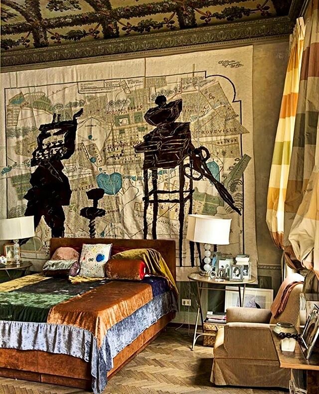 a giant tapestry by South African artist #WilliamKentridge frames the bedroom beneath the centuries-old frescoed ceiling in the home of @OsannaVisconti di Modrone
source: @maison_flaneur @townandcountrymag &bull;
&bull;
&bull;
&bull;
&bull;
&bull;
&b