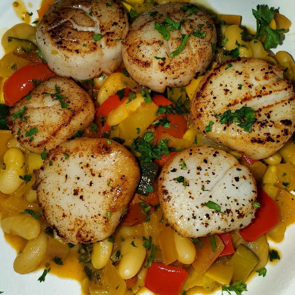 Seared Scallops &amp; Rustic White Bean Ragu

Indulge in a taste of the Hamptons with our pan-seared scallops! ️ Perfectly caramelized and juicy, they rest on a bed of our hearty white bean ragu simmered with fresh vegetables. A delicious dish that c