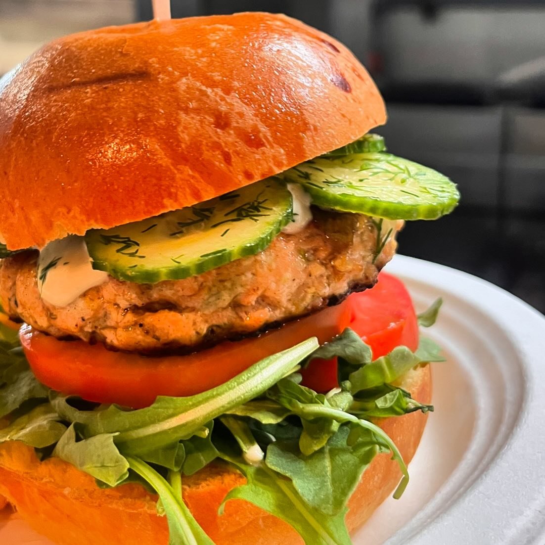 Get your hands on one of these hand-chopped Salmon Burgers at Canal Cafe, topped with crisp arugula, a delicious cucumber-dill slaw and Lemon aioli. 🍋  A perfect blend of Mediterranean flavors to awaken your taste buds. 

#summeriscoming #hamptonsdi