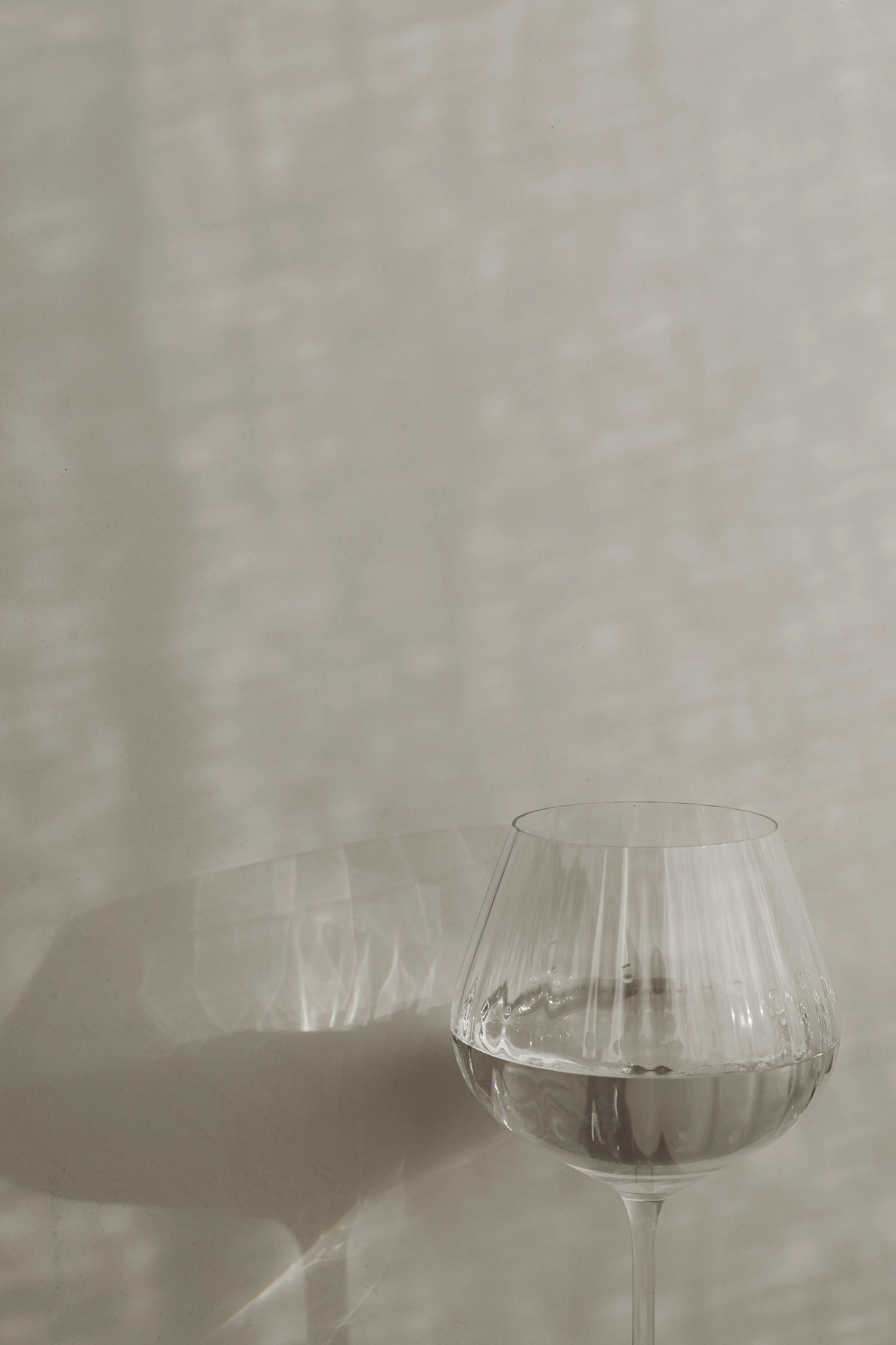kaboompics_water-in-wine-glass-shadows-backgrounds-28815.jpg