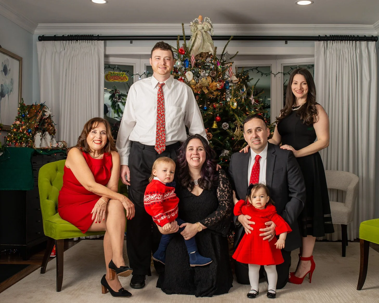02-teresa-mansbach-extended-family-in-holiday-clothes-gathered-indoors-clark-nj-id-027.jpg