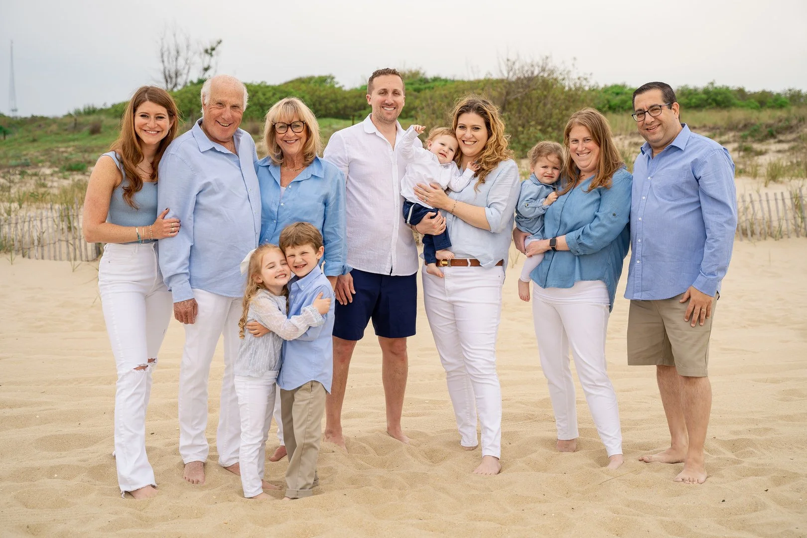 07-teresa-mansbach-extended-family-gathered-together-on-a-beach-id-007.jpg