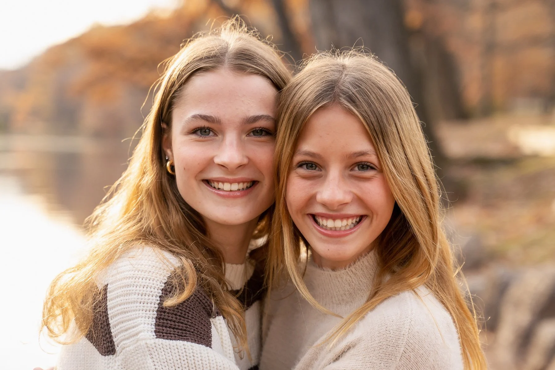 08-teresa-mansbach-two-smiling-teenage-sisters-outdoors-mountainside-nj-id-009.jpg