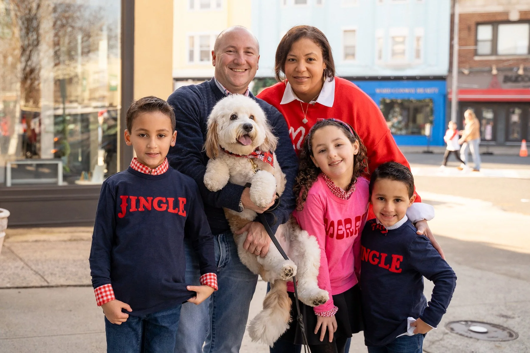 13-teresa-mansbach-family-with-three-children-and-a-dog-on-a-downtown-sidewalk-westfield-nj-id-037.jpg