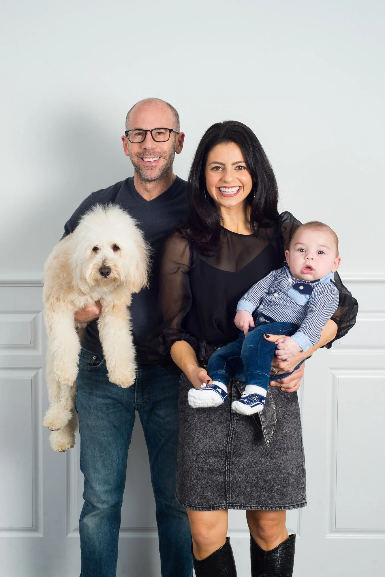 14-teresa-mansbach-parents-holding-their-baby-and-dog-in-a-bright-room-westfield-nj-id-038.jpg