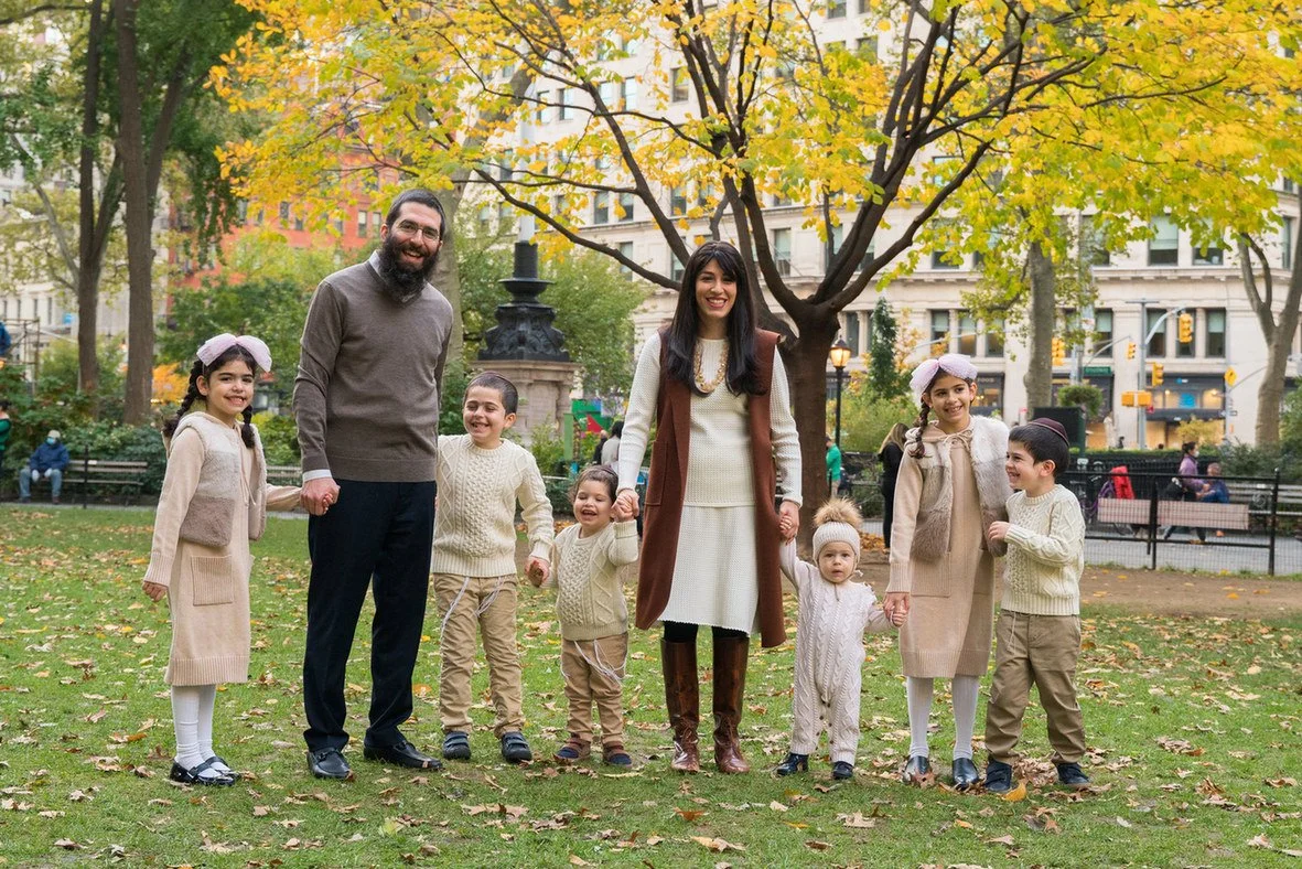 15-teresa-mansbach-large-family-with-children-standing-together-in-a-park-madison-square-park-flatiron-new-york-city-ny-id-045.jpg