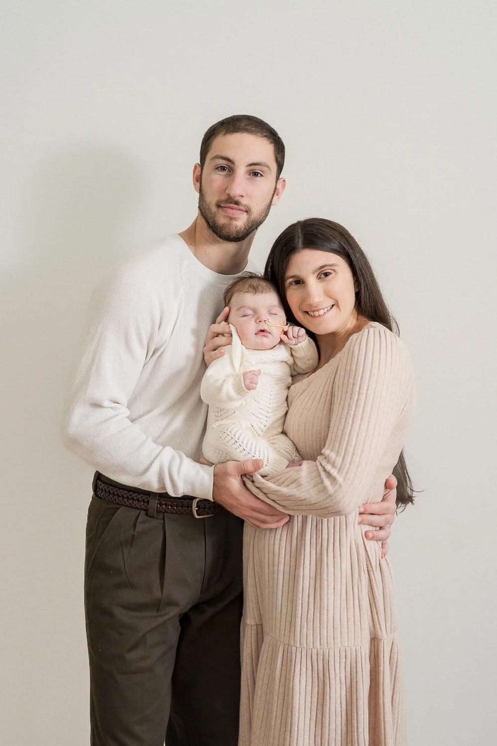 17-teresa-mansbach-parents-holding-their-newborn-baby-indoors-kenilworth-nj-id-049.jpg