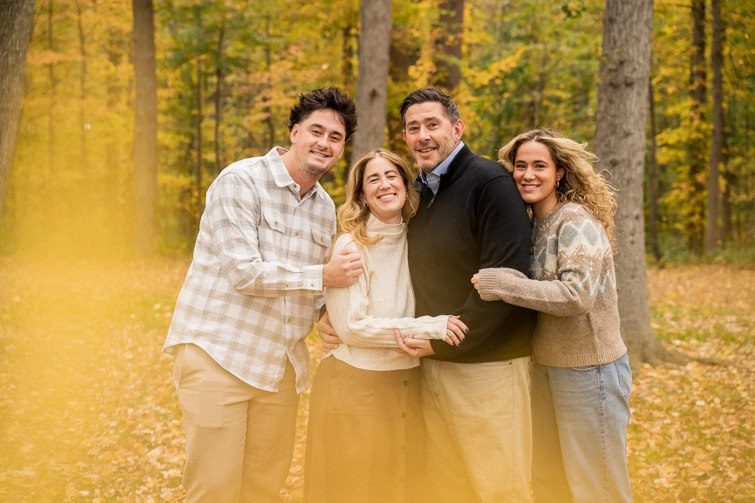 20-teresa-mansbach-mother-with-three-adult-children-in-an-autumn-forest-id-055.jpg