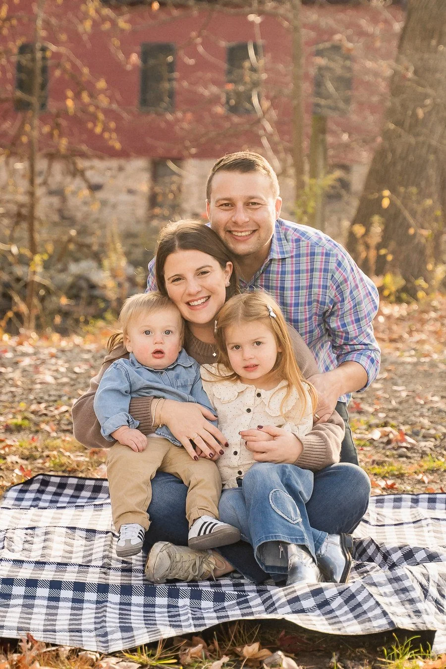 01-teresa-mansbach-parents-seated-on-a-blanket-with-their-two-young-children-id-134.jpg