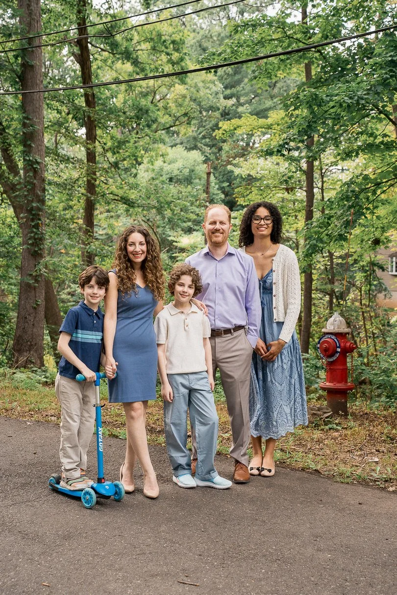 05-teresa-mansbach-family-with-three-older-children-walking-through-the-woods-id-230.jpg