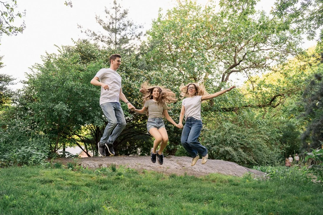 06-teresa-mansbach-family-with-older-children-jumping-together-in-a-park-id-199.jpg