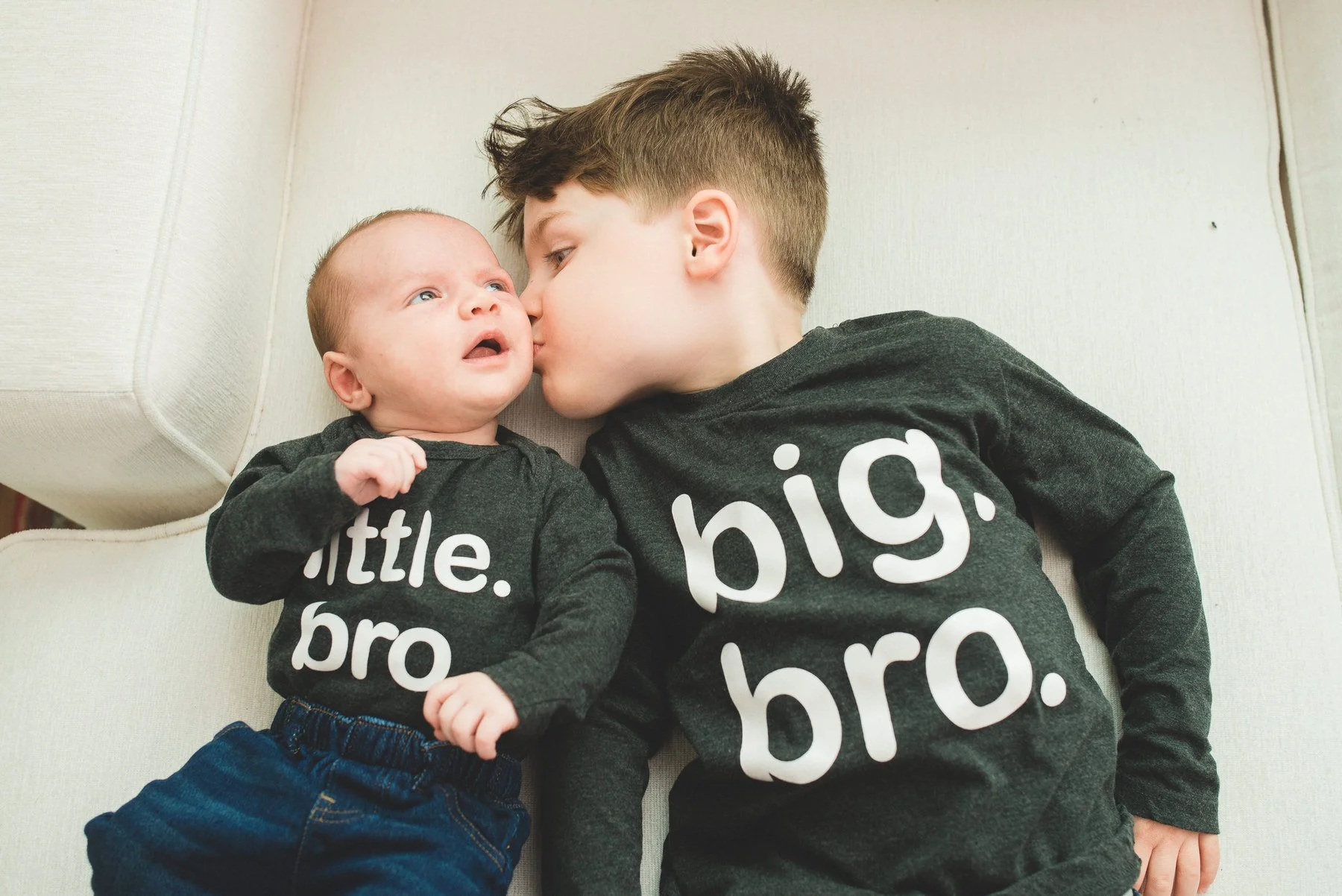 10-teresa-mansbach-older-brother-kissing-his-baby-sibling-at-home-id-233.jpg