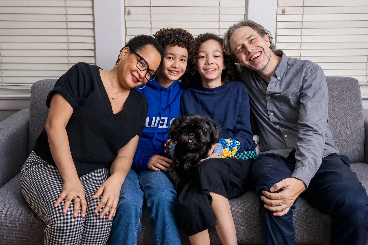 13-teresa-mansbach-parents-with-two-older-children-and-a-dog-on-a-sofa-id-220.jpg