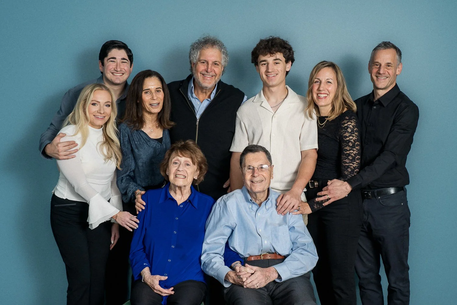 15-teresa-mansbach-multigenerational-family-portrait-against-a-blue-backdrop-mountainside-nj-id-004.jpg