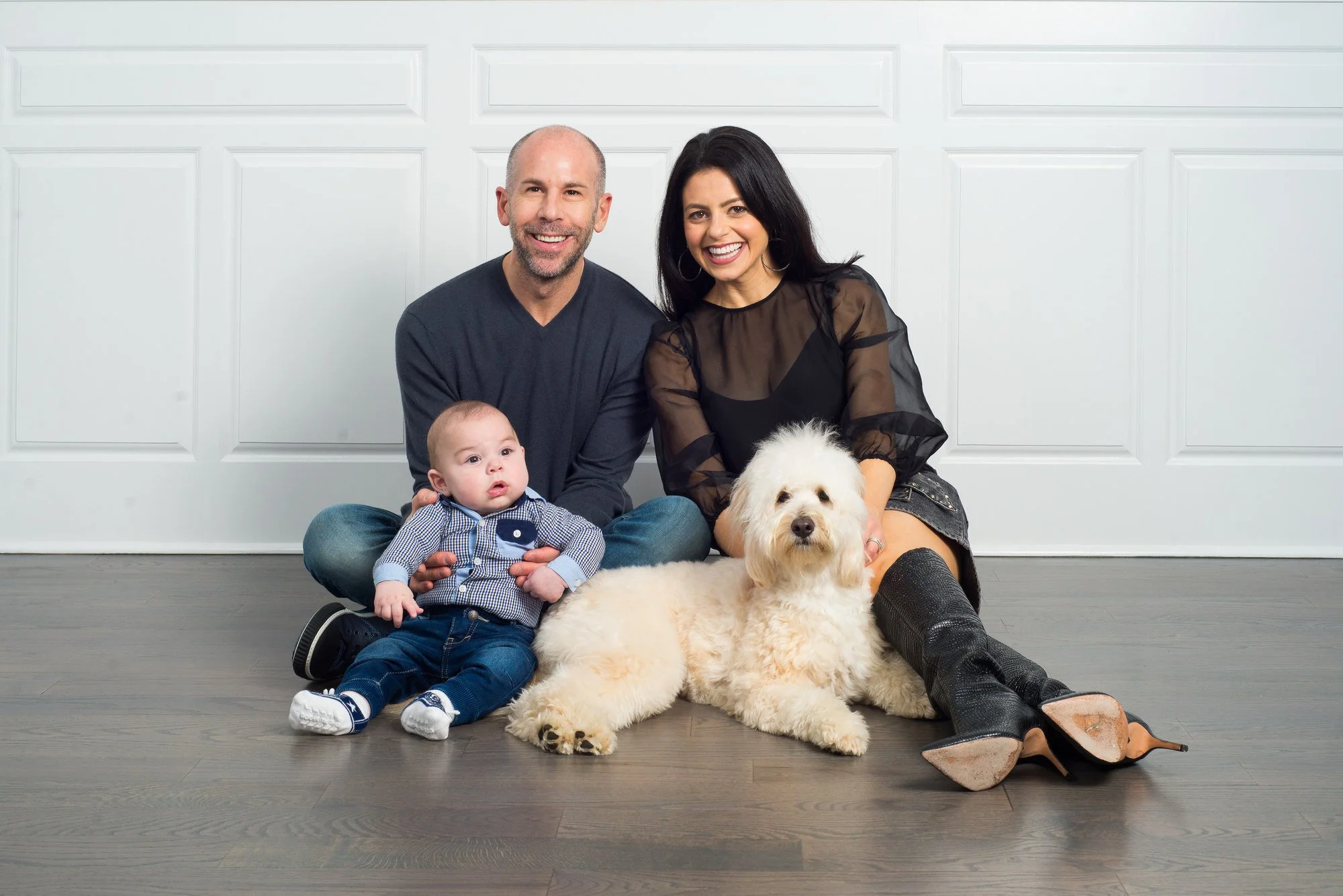 17-teresa-mansbach-parents-seated-indoors-with-their-baby-and-dog-westfield-nj-id-060.jpg