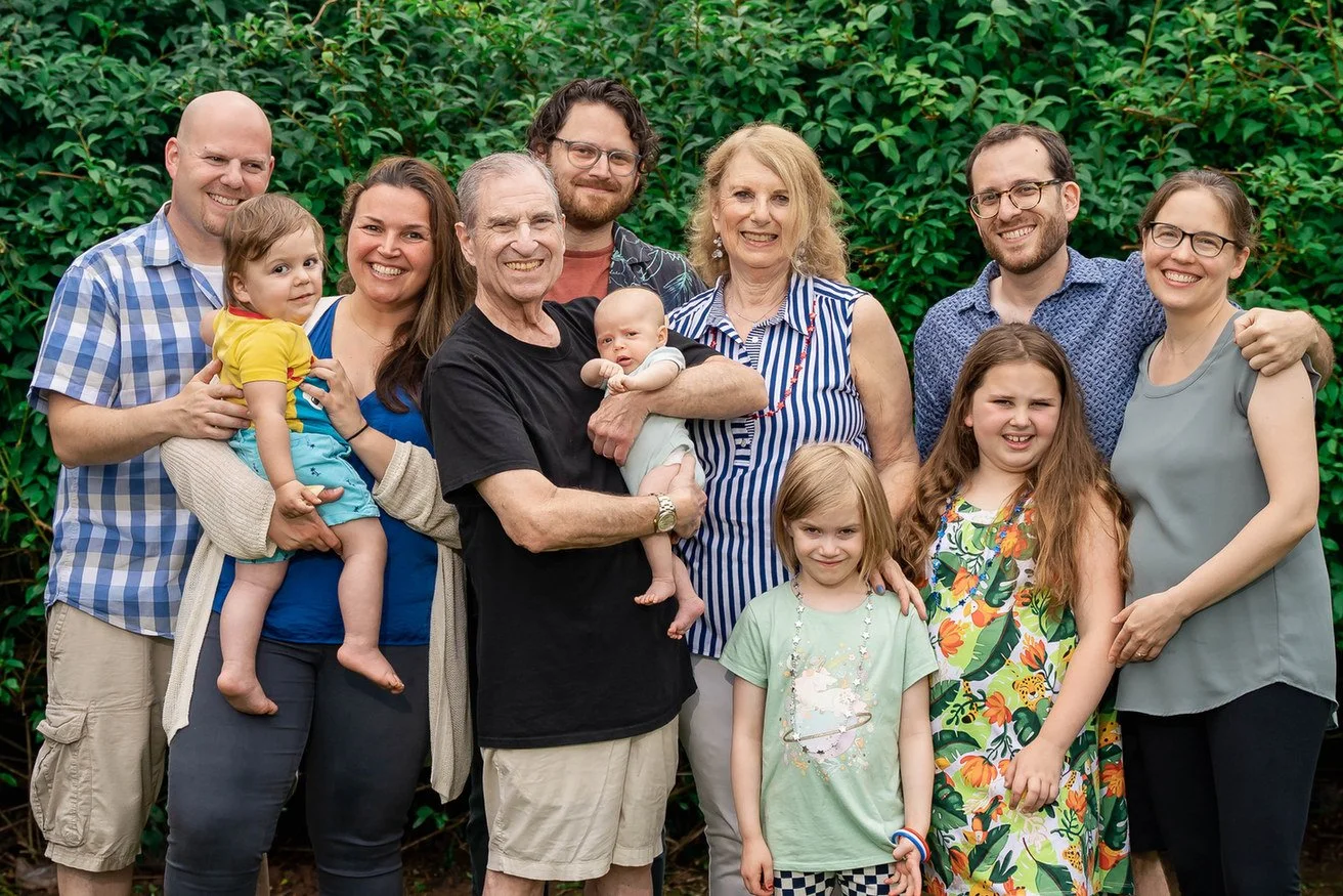 19-teresa-mansbach-large-extended-family-portrait-with-children-and-a-baby-outdoors-cranford-nj-id-238.jpg
