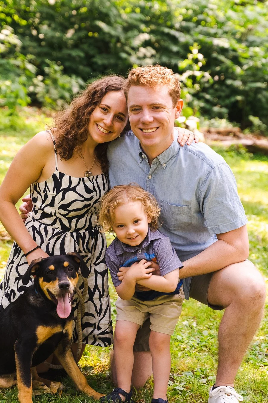01-teresa-mansbach-parents-with-their-daughter-and-dog-in-a-park-id-243.jpg
