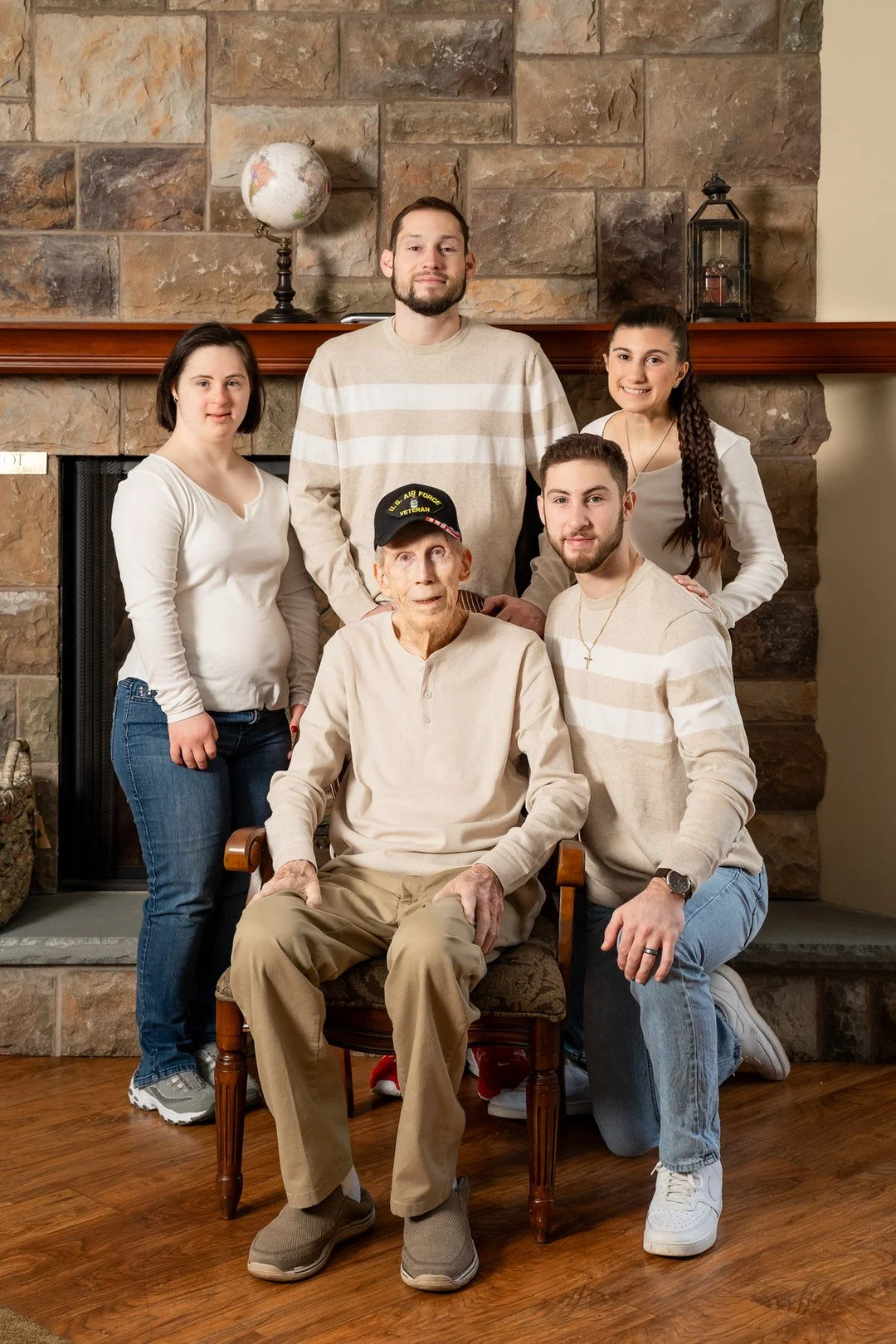 09-teresa-mansbach-family-with-adult-children-gathered-by-a-fireplace-kenilworth-nj-id-083.jpg