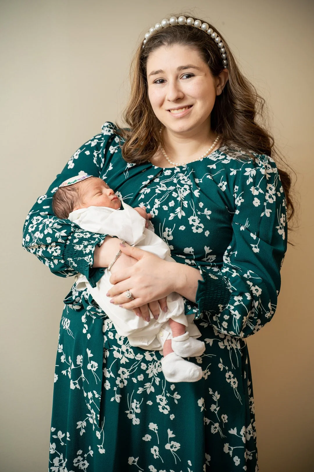 03-teresa-mansbach-mother-holding-her-newborn-baby-indoors-linden-nj-id-071.jpg