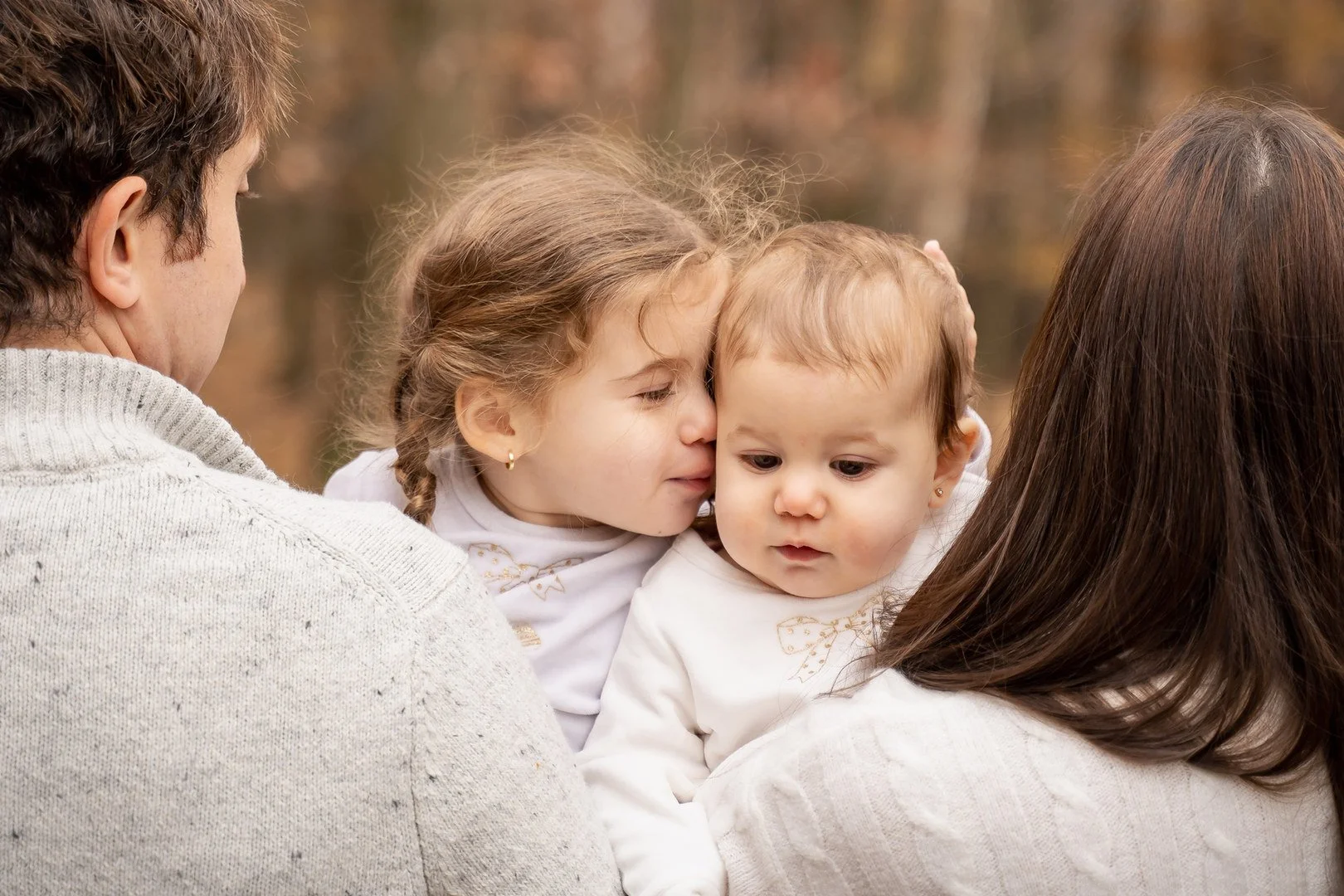 15-teresa-mansbach-older-sister-kissing-a-baby-held-by-their-parents-linden-nj-id-031.jpg