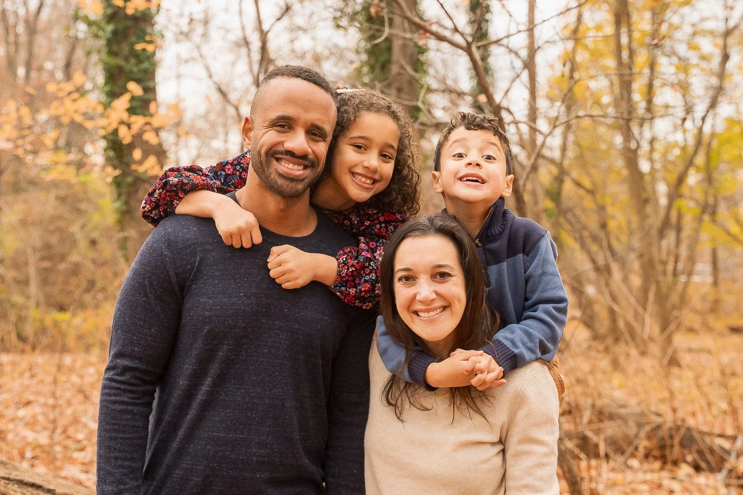 17-teresa-mansbach-parents-carrying-their-two-laughing-children-in-an-autumn-forest-id-179.jpg