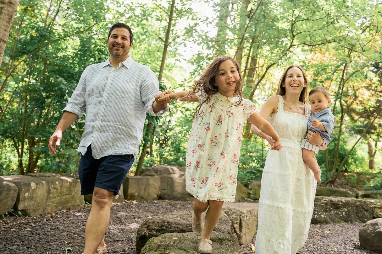 01-teresa-mansbach-family-with-three-children-walking-through-a-leafy-garden-id-218.jpg