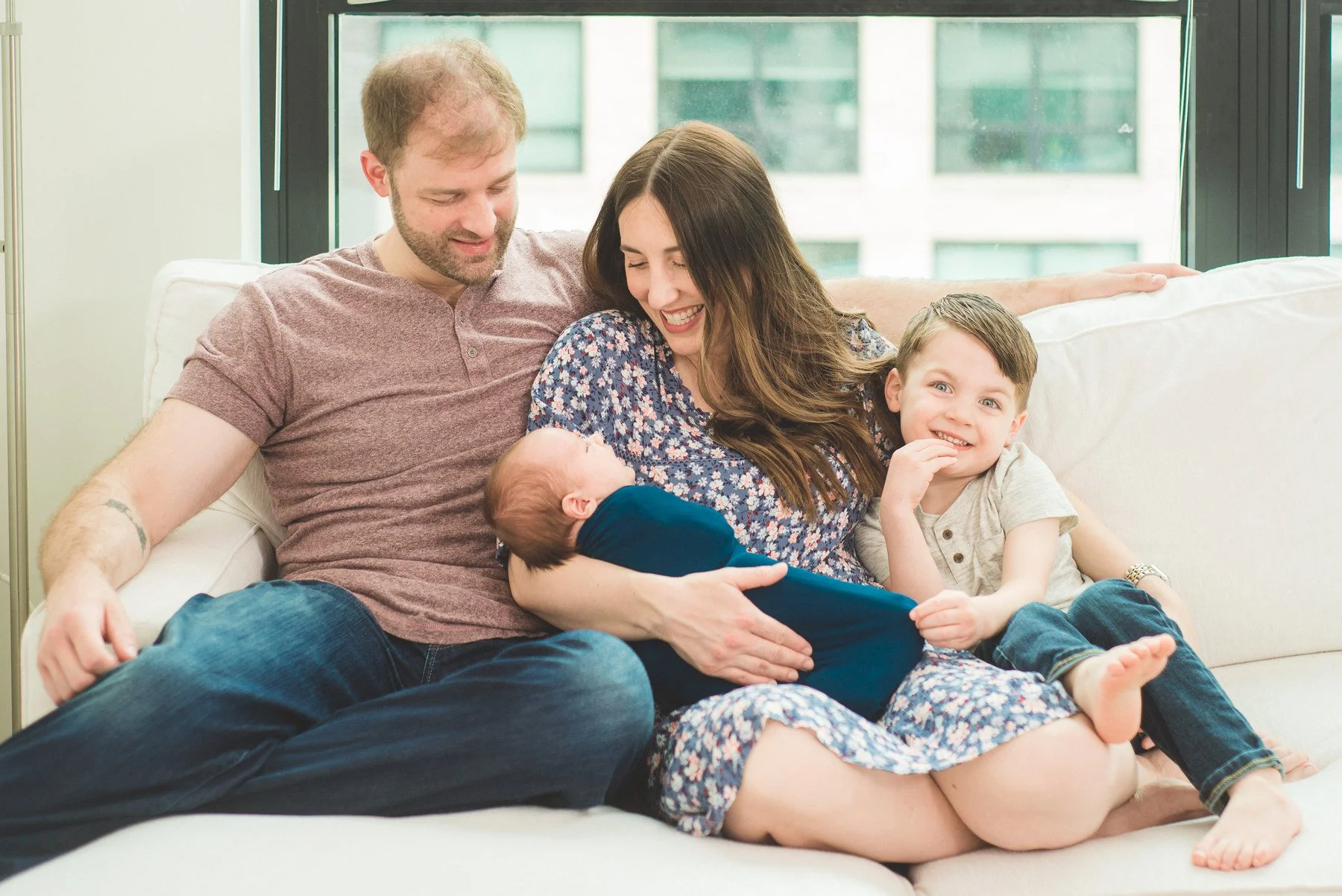08-teresa-mansbach-parents-relaxing-with-their-baby-and-older-daughter-at-home-id-099.jpg