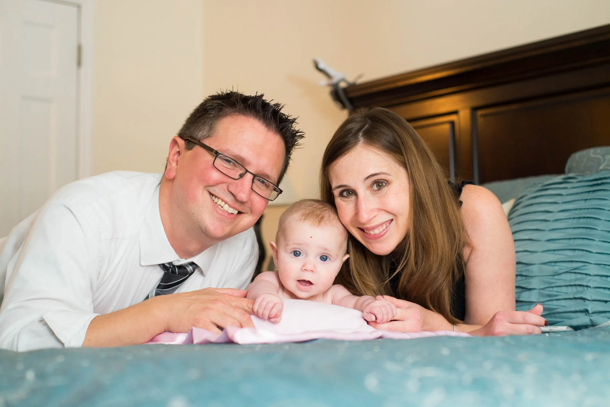 10-teresa-mansbach-parents-smiling-beside-their-baby-at-home-id-120.jpg