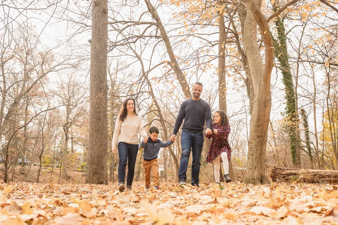 16-teresa-mansbach-family-with-two-older-children-in-a-wide-autumn-forest-portrait-id-174.jpg