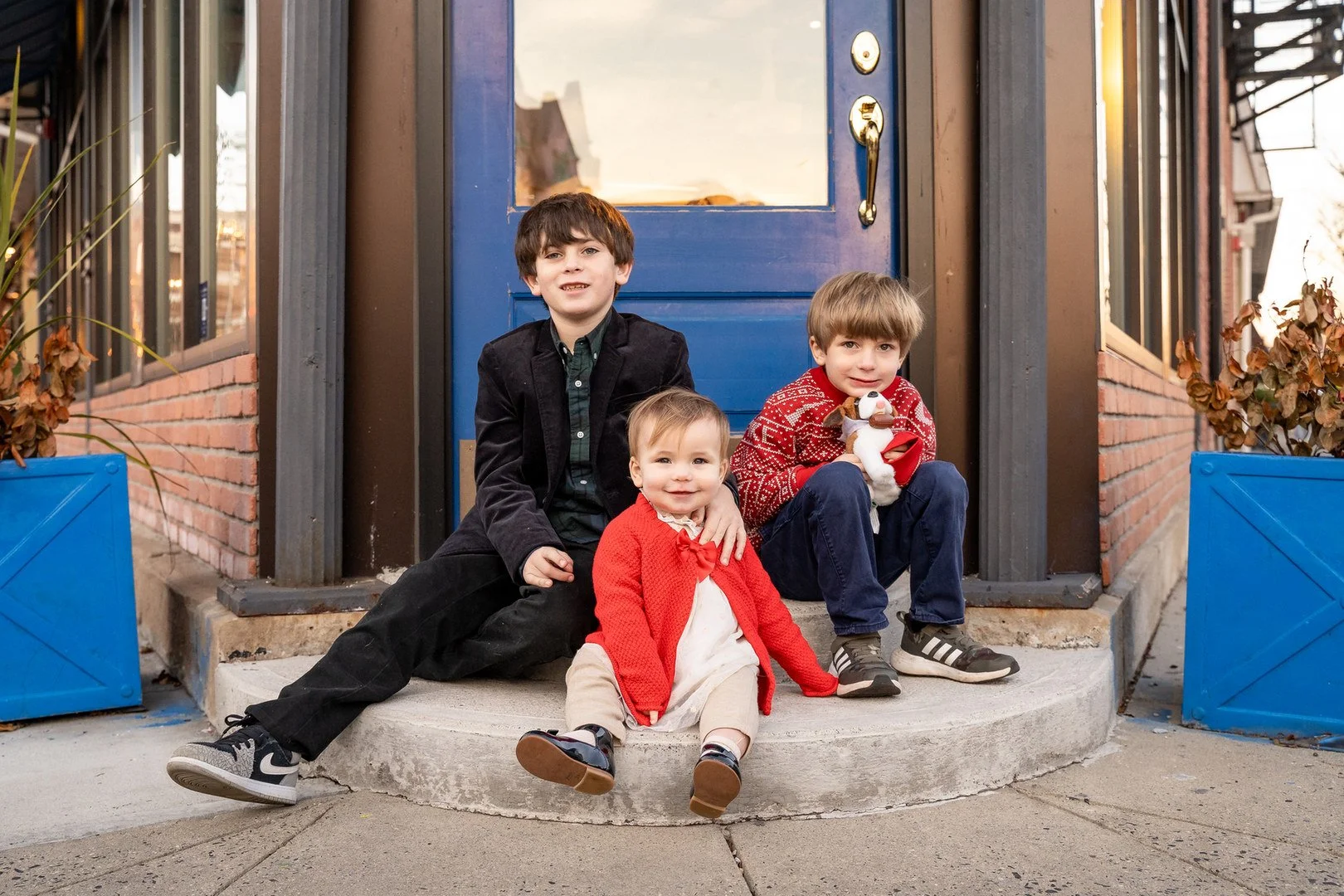 08-teresa-mansbach-four-siblings-seated-on-a-front-step-westfield-nj-id-048.jpg