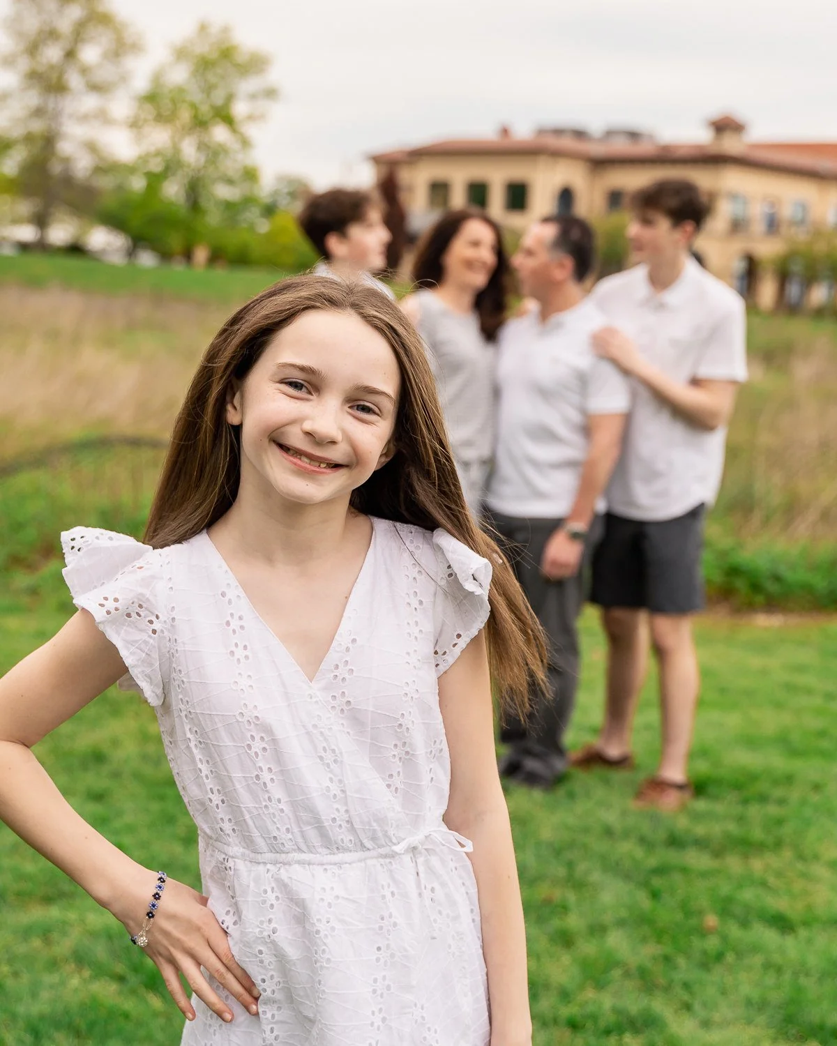 14-teresa-mansbach-older-girl-in-front-of-her-family-in-a-wide-outdoor-portrait-south-orange-nj-id-257.jpg