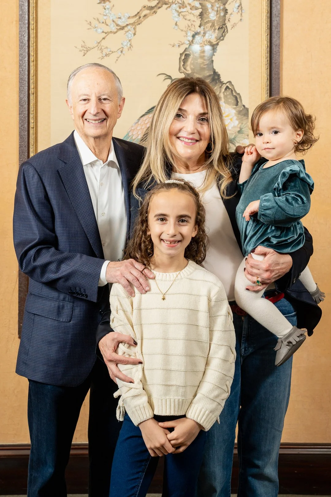 18-teresa-mansbach-multigenerational-family-portrait-indoors-shackamaxon-country-club-scotch-plains-nj-id-043.jpg
