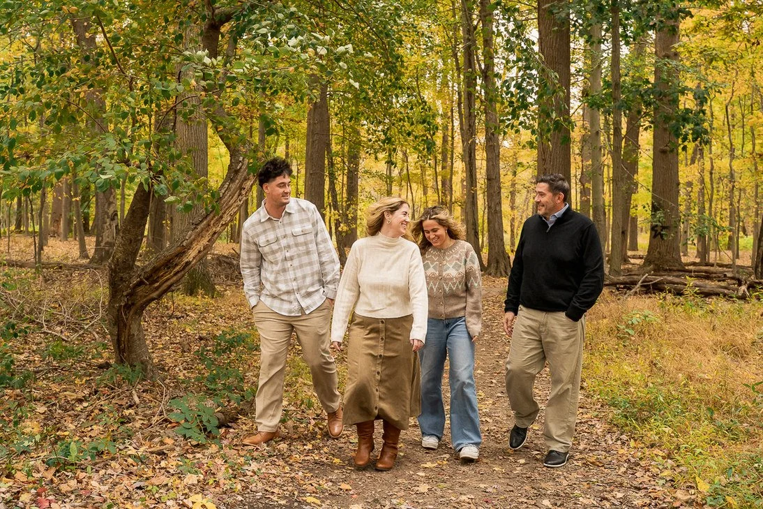 18-teresa-mansbach-parents-walking-with-their-two-adult-children-in-the-woods-id-057.jpg