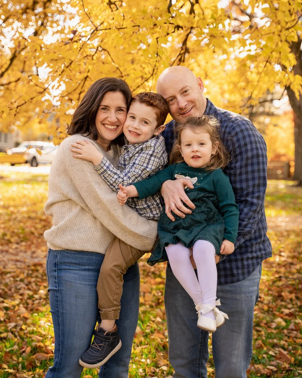 06-teresa-mansbach-parents-hugging-their-young-daughter-beneath-autumn-leaves-cranford-nj-id-253.jpg
