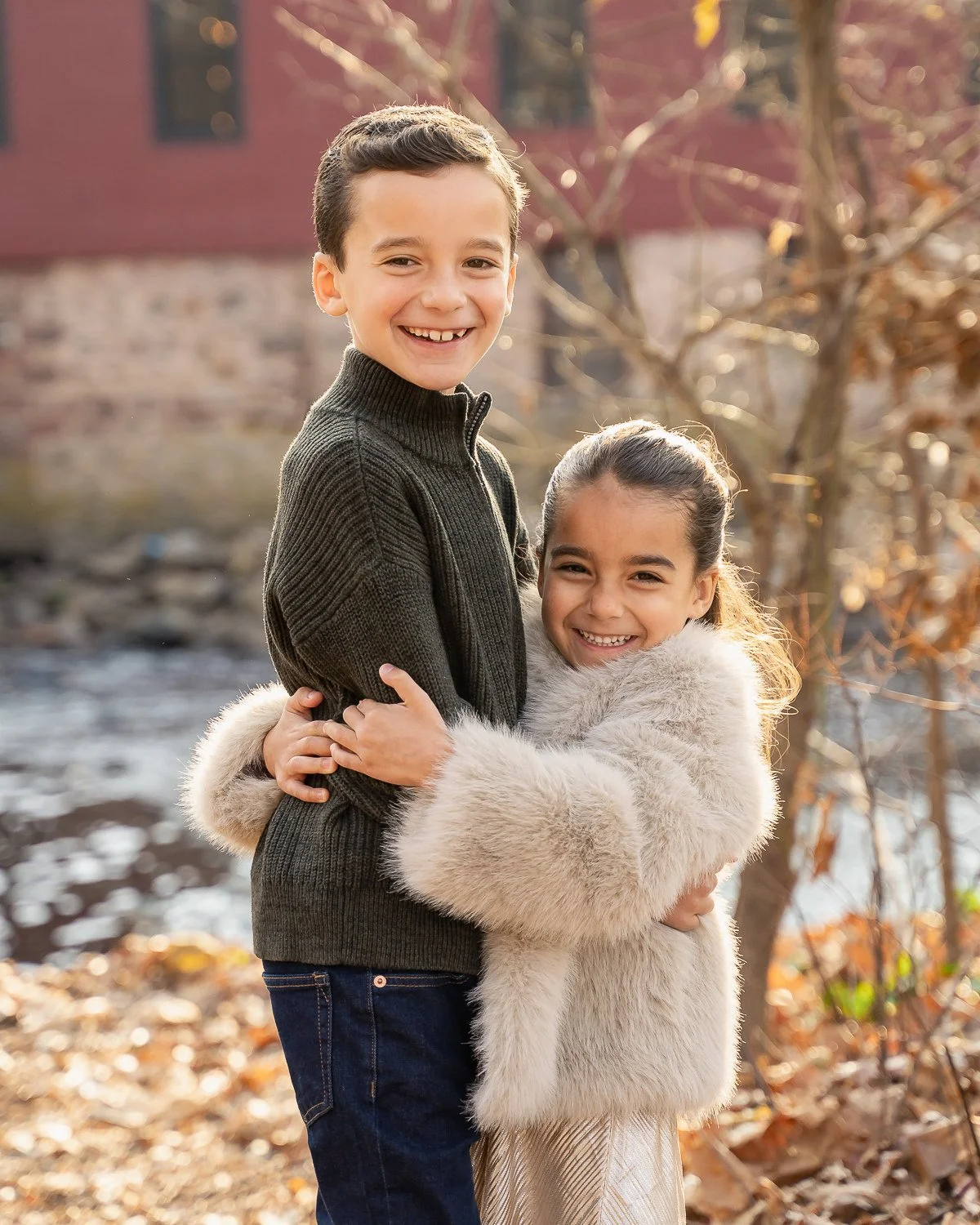 07-teresa-mansbach-older-brother-and-sister-hugging-outdoors-cranford-nj-id-254.jpg