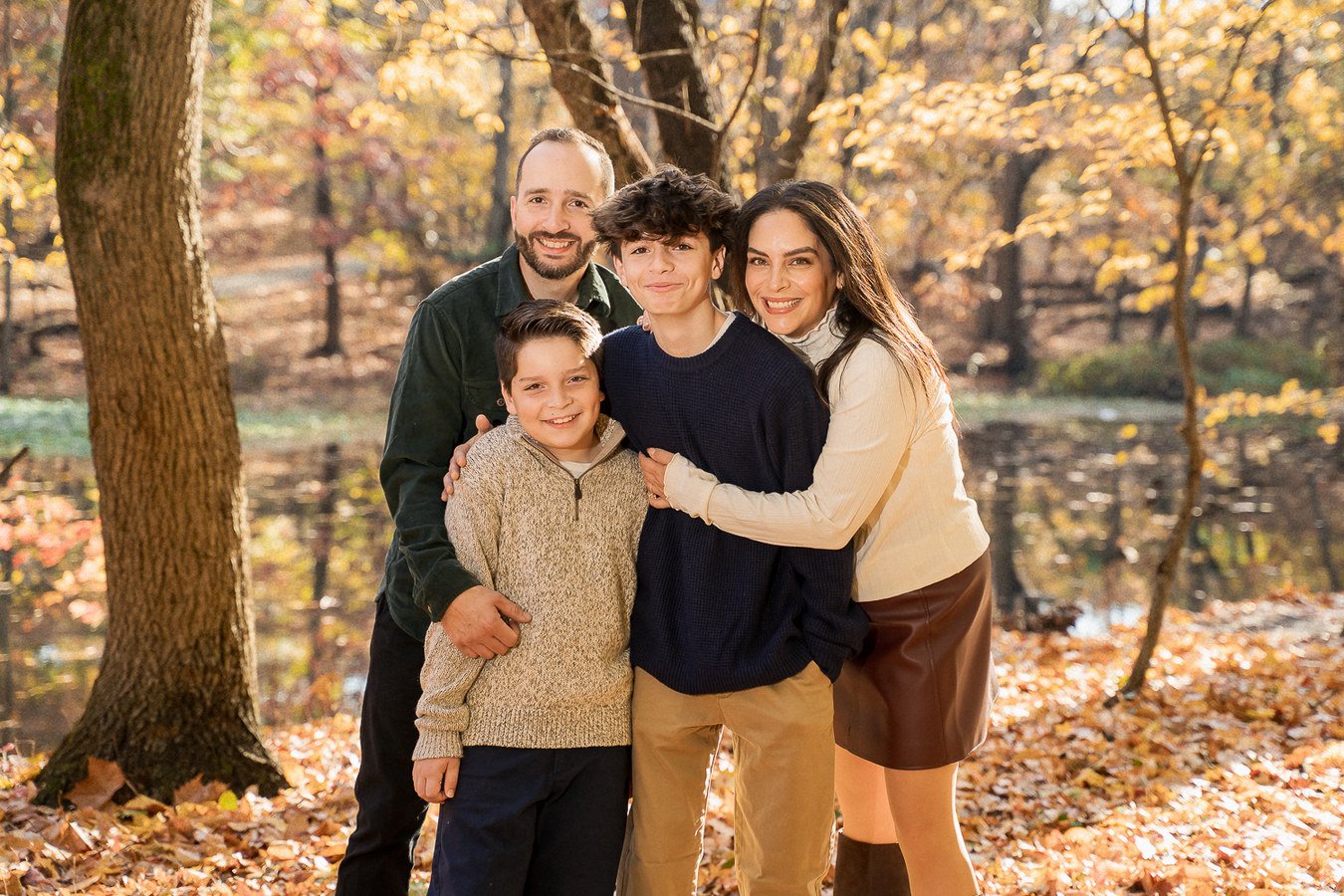 01-teresa-mansbach-parents-with-two-older-sons-in-an-autumn-forest-id-080.jpg