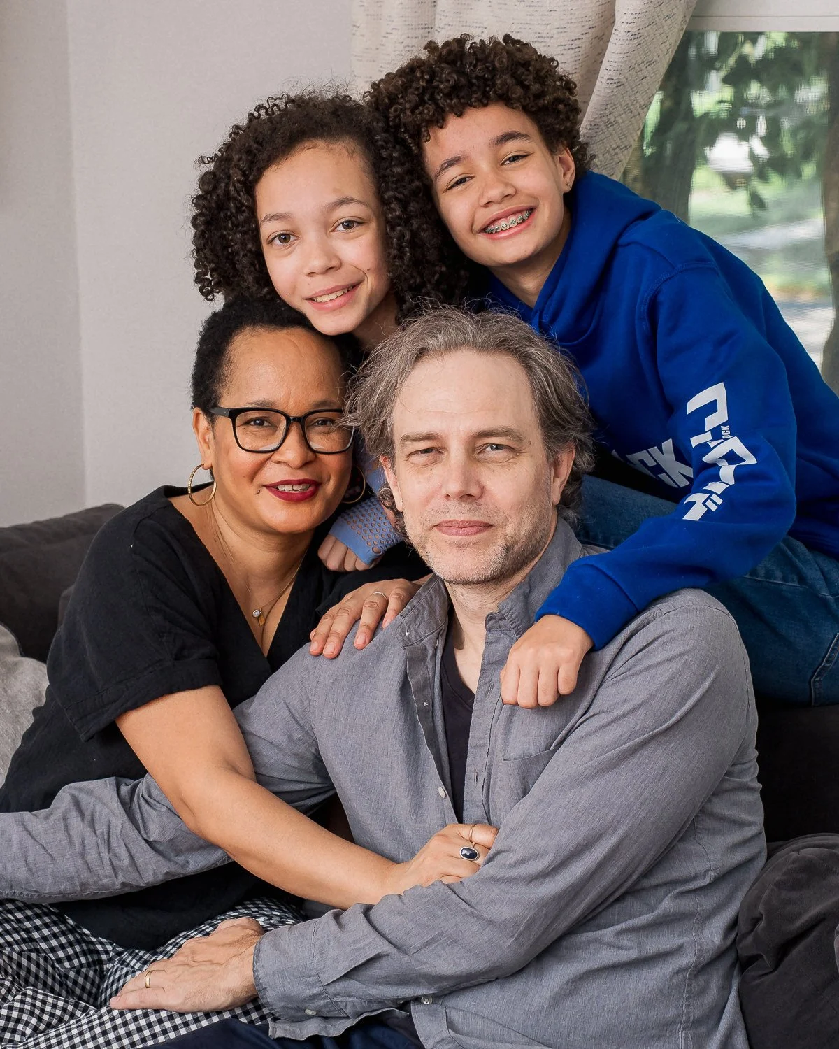 07-teresa-mansbach-family-with-two-older-children-cuddled-together-indoors-id-221.jpg